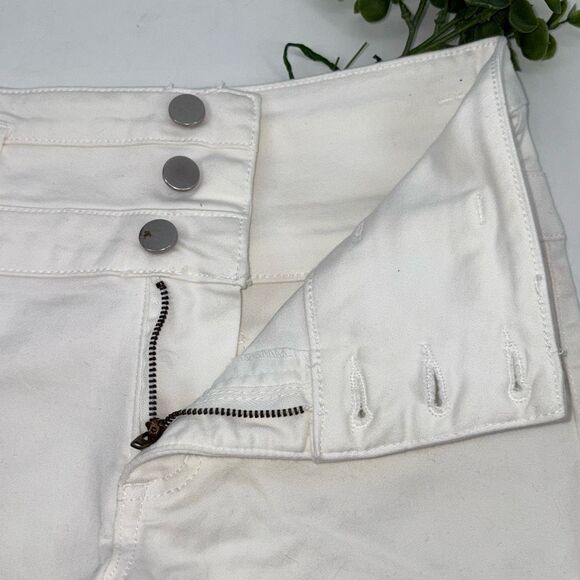 Xhilaration Shorts Women's Size 6 White Mid- Rise Retro Tri-Buttoned Pockets Str - Picture 3 of 9